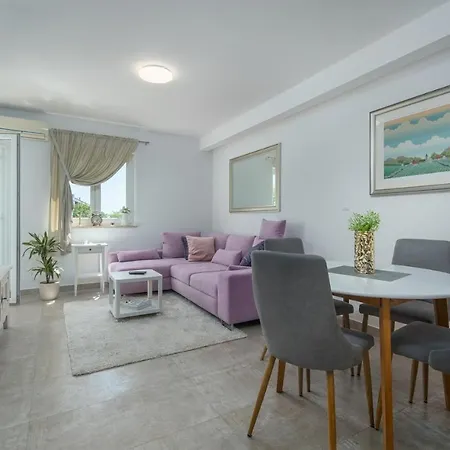 Apartment Maj ゲストハウス