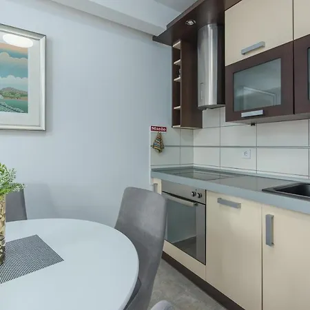 Apartment Maj ゲストハウス *